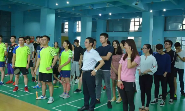 龙8国际电子平台2018羽毛球赛圆满举行